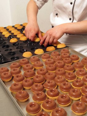 Pasta şefi tatlı hazırlıyor.