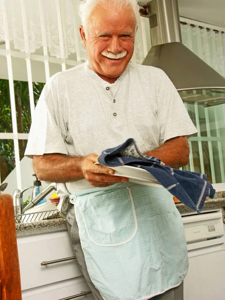 Avô Feliz Lavar Pratos Cozinha — Fotografia de Stock