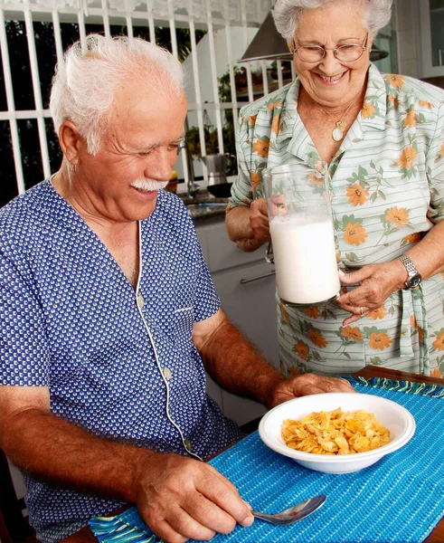 Бабушка Дедушкой Завтракают Едят Хлопья Кухне — стоковое фото