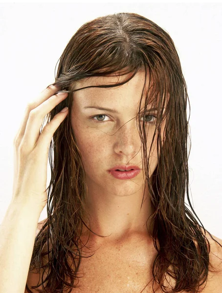 洗完澡后美丽的女人和湿透的头发肖像 — 图库照片