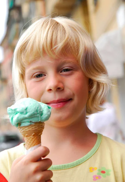 Zewnątrz Kobieta Dziecko Jedzące Lody Stożek — Zdjęcie stockowe