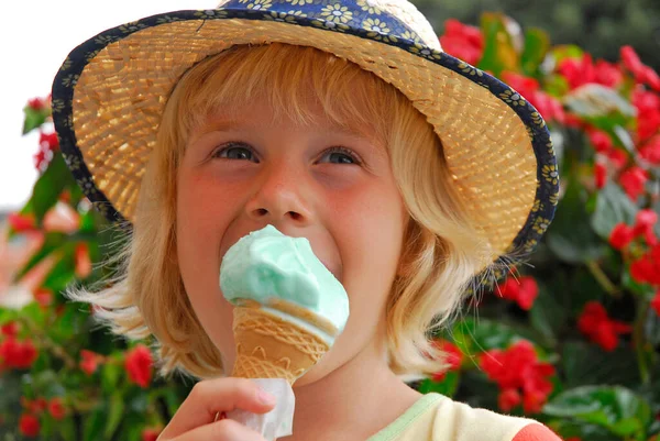屋外の女性の子供アイスクリームコーンを食べる — ストック写真