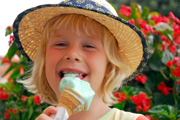 Buiten Klein Meisje Eten Ijsje — Stockfoto