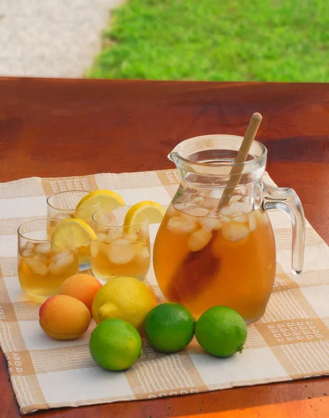 Zitronenkalte Teegläser Eisgläser Und Zitronenfrüchte Auf Tisch Freien Hintergrund — Stockfoto