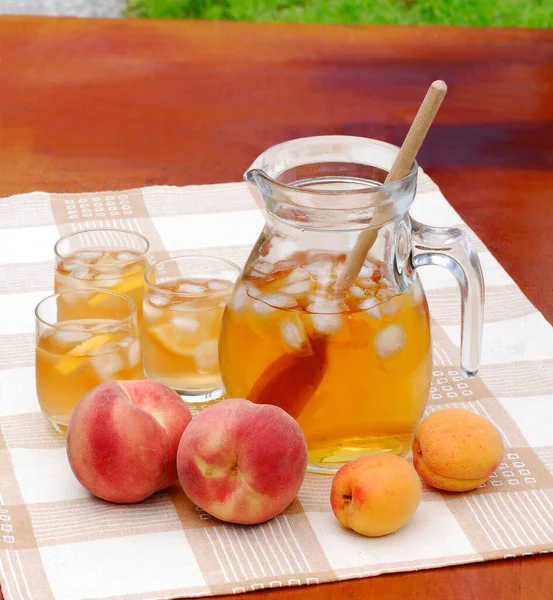 Peach Cold Tea Jar Ice Glasses Peach Fruits Outdoors Table — Stock Photo, Image