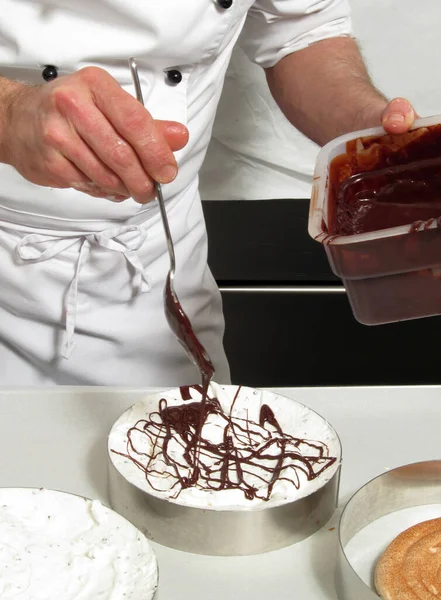 Chef Pastelaria Preparar Fazer Baunilha Bolo Creme Cobertura Chocolate Usando — Fotografia de Stock