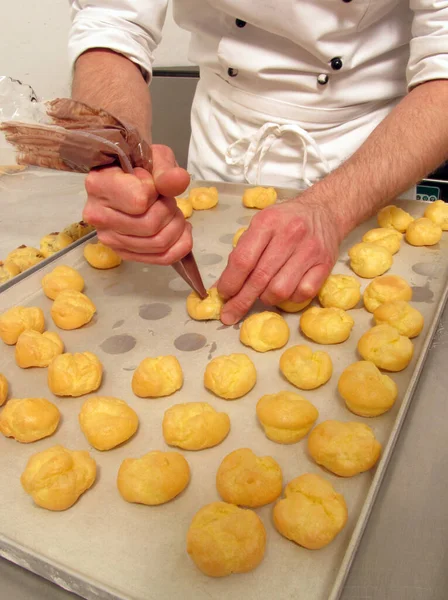 Bakverk Kock Förbereda Och Göra Choklad Sötsaker Med Grädde Bakverk — Stockfoto