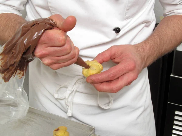 Konditor Bereitet Schokoladenbonbons Mit Sahnetasche — Stockfoto