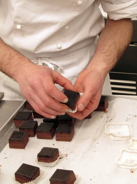 Banketbakker Bereidt Maakt Chocolade Snoepjes — Stockfoto