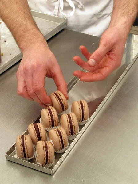 Banketbakker Bereidt Maakt Chocolade Macarons — Stockfoto