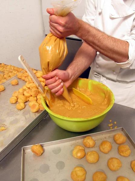 Pastry Chef Preparing Making Chocolate Sweets Using Caramel Cream Pastry — Stock Photo, Image