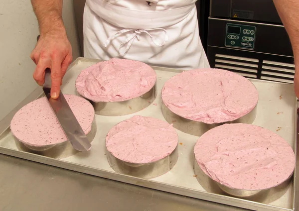 Pastry Chef Preparing Making Strawberry Cream Cake — Stock Photo, Image