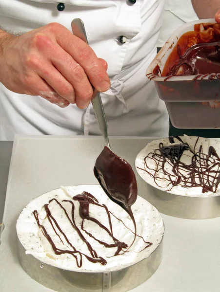 Banketbakker Bereiden Maken Vanille Chocolade Topping Cream Cake Rechtenvrije Stockafbeeldingen