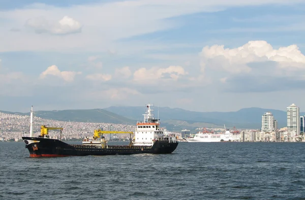 Вантажне судно на фоні Ізмір — стокове фото