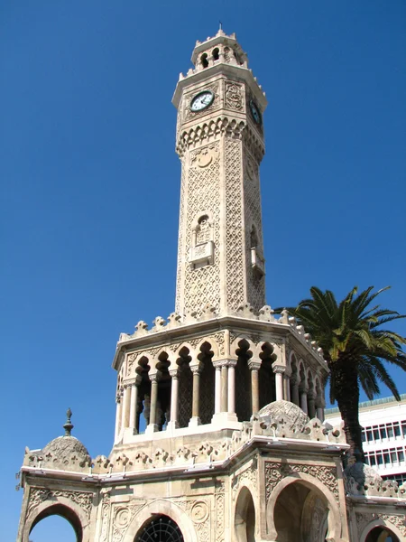 Torre del reloj (Saat Kulesi) en la plaza Konak Izmir — Foto de Stock