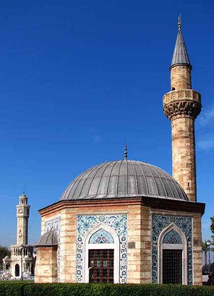 モスク (コナック Camii) と時計塔 (サアト クレシ) — ストック写真