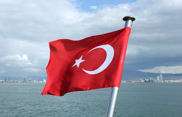 Turecko vlajka na pozadí izmir bay — Stock fotografie