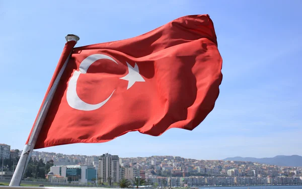 Bandera de Turquía en el fondo de Izmir (Konak ) —  Fotos de Stock