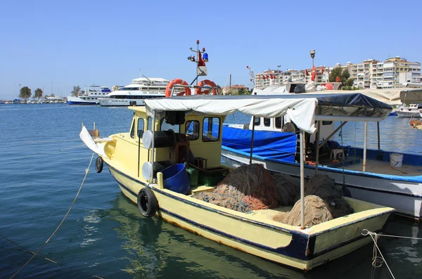 Barche da pesca e yacht a Smirne, Turchia — Foto Stock