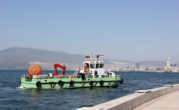 Cleaner ship cleaning water (Izmir bay) — Stock Photo, Image