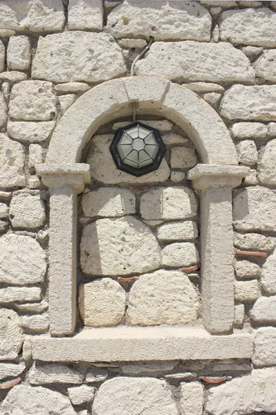 Dekoratives Fenster aus Kalkstein — Stockfoto