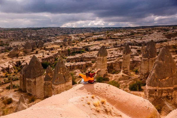 Mladý Pár Chlapec Dívka Sedí Kopci Cappadocia Goreme — Stock fotografie