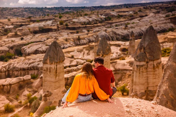 Young Couple Boy Girl Sitting Hill Cappadocia Goreme — Stock Photo, Image
