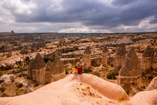 Young Couple Boy Girl Sitting Hill Cappadocia Goreme — Stock Photo, Image