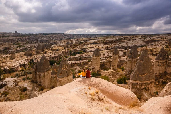 Young Couple Boy Girl Sitting Hill Cappadocia Goreme — Stock Photo, Image