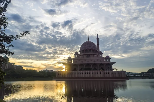 Reflexion der Putra-Moschee — Stockfoto