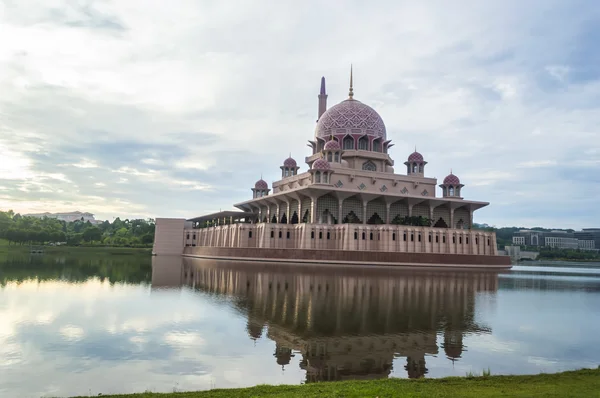 Reflet de la mosquée Putra — Photo