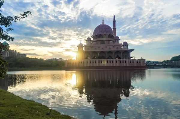 Reflet de la mosquée Putra — Photo