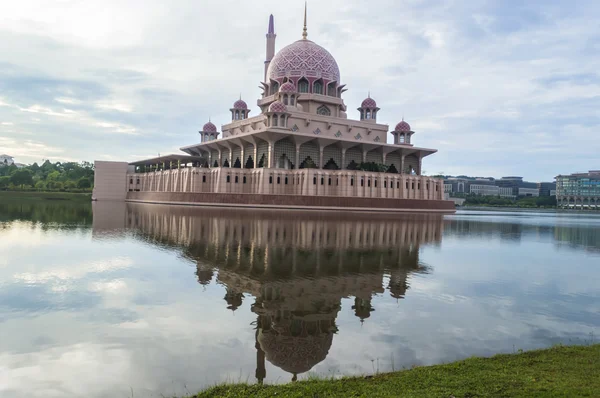 Riflessione della Moschea di Putra — Foto Stock