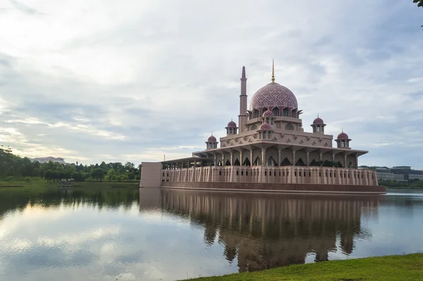 Reflektion av putra moskén — Stockfoto