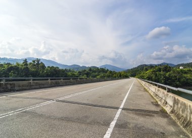 Köprü asfalt yol, dağ tepe