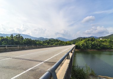 Köprü asfalt yol, dağ tepe