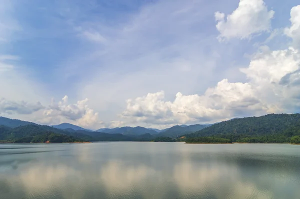 Paysage de haute montagne avec lac et pic élevé — Photo