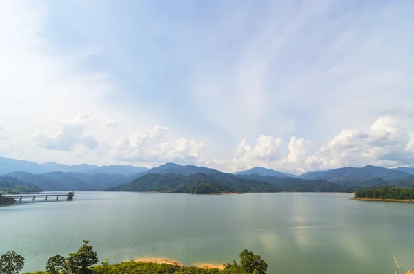 Paysage de haute montagne avec lac et pic élevé — Photo