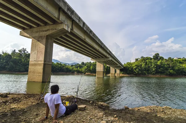 Pesca bajo el puente — Foto de Stock