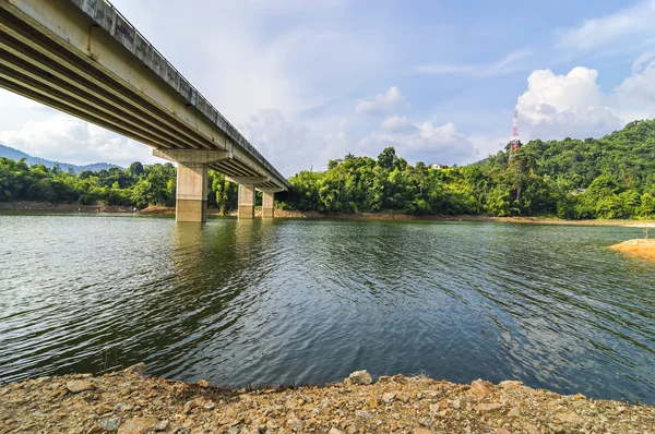 Río bajo puente con cielos azules — Foto de Stock