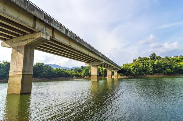 Fluss unter Brücke mit blauem Himmel — Stockfoto