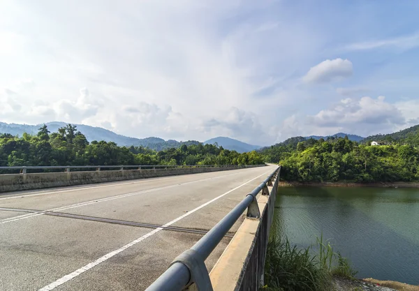 在山区山桥沥青路面 — 图库照片