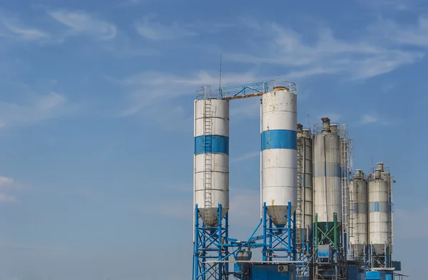 Concrete mixing tower. Concept of on-site construction facility — Stock Photo, Image