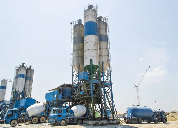 Concrete mixing tower. Concept of on-site construction facility — Stock Photo, Image