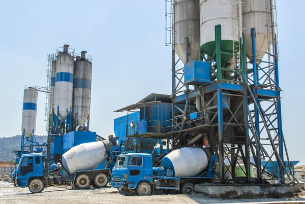 Concrete mixing tower. Concept of on-site construction facility — Stock Photo, Image