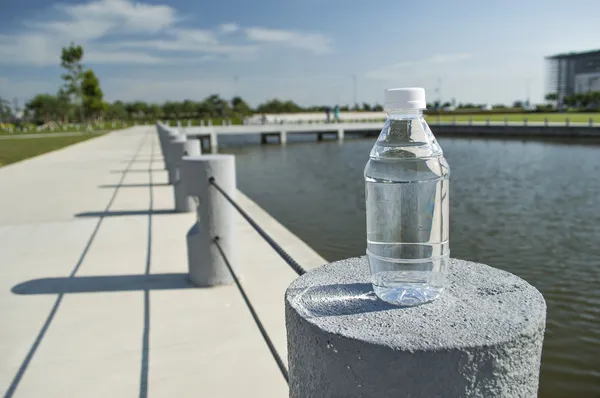 Flasche Mineralwasser — Stockfoto