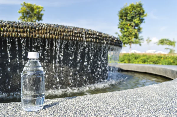 Bouteille d'eau minérale — Photo