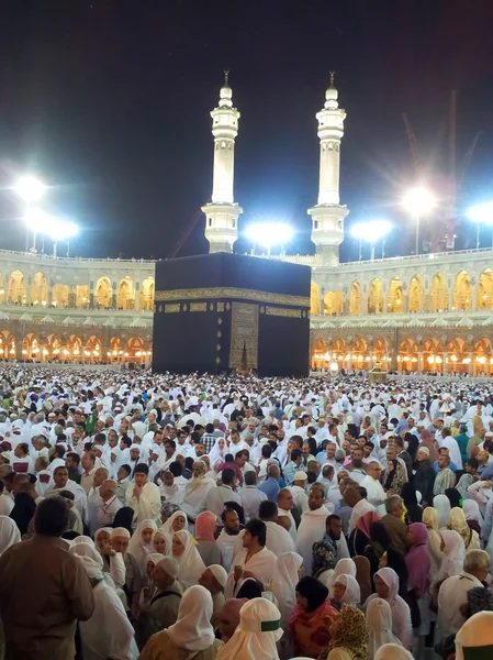 Rezar en la mezquita Masjidil Haram en La Meca —  Fotos de Stock