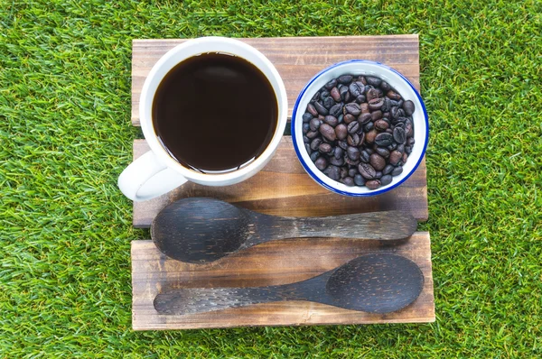 Grains de café avec cuillère — Photo