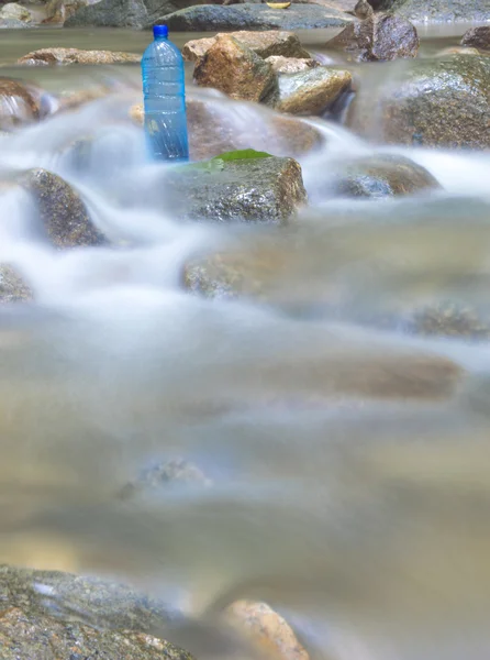 Bouteille d'eau minérale — Photo